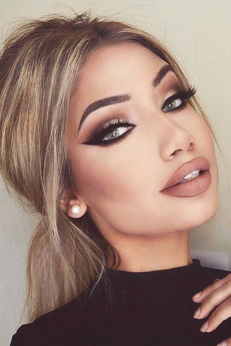 51 Perfect Cat Eye Makeup Ideas To Look Sexy Trucco Glam, Perfect Cat Eye, Prom Makeup Looks, Eye Makeup Styles, Formal Makeup, Cat Eye Makeup, Beauty Make-up, Braut Make-up, Makijaż Smokey Eye