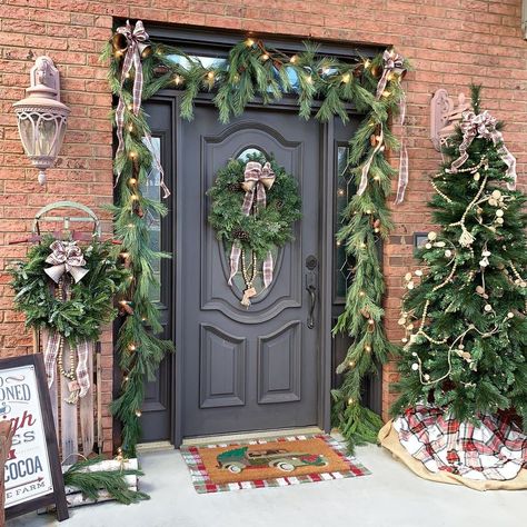 25 Festive And Gorgeous Christmas Front Porch Ideas