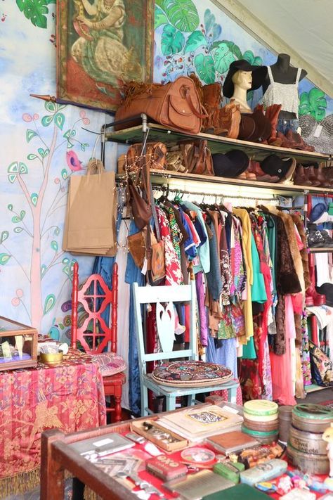 Antique Booth Clothing Display, Vintage Clothing Display, Glamour Home Decor, Vintage Dressing Rooms, Vintage Store Ideas, Vintage Maximalism, Shop Y2k, Paintings Home Decor, Antique Booth Displays