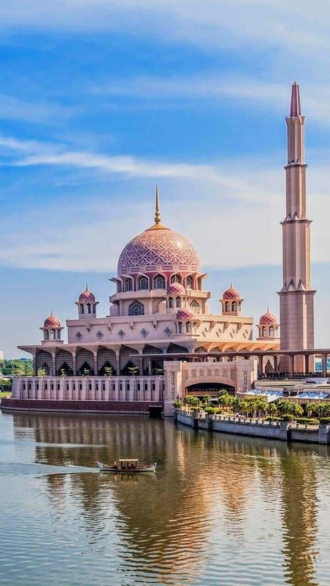 Malaysia Resorts, Pink Mosque, Sultan Qaboos Grand Mosque, Mosque Design, Mosque Art, Sheikh Zayed Grand Mosque, Beautiful Horse Pictures, Mosque Architecture, Malaysia Travel