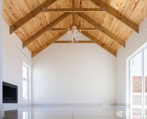 A high ceiling with exposed trusses and knotty pine with a center chandelier for that touch of elegance. Pine Roof Ceiling, Corner Table Designs, Knotty Pine Ceiling, Pine Ceiling, Exposed Trusses, Roof Ceiling, Utila, Cabin Kitchen, Knotty Pine