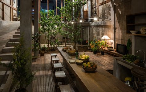 Gallery of House in Chau Doc / NISHIZAWAARCHITECTS - 13 Interior Design Per La Casa, Patio Interior, Design Exterior, Contemporary Architecture, Wooden Tables, Dream Home Design, 인테리어 디자인, Interior Architecture Design, Home Interiors