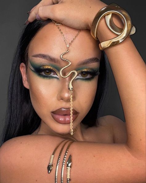 25 Egyptian Eye Makeup Ideas: Cleopatra-Inspired Looks and Tutorials Egyptian Eye Meaning, Egyptian Make Up Ideas, Egyptian Makeup Tutorial, Greek Goddess Eye Makeup, Goddess Makeup Ideas, Egyptian Inspired Makeup, Egyptian Goddess Outfit, Cleopatra Makeup Ideas Egyptian Goddess, Cleopatra Makeup Ideas