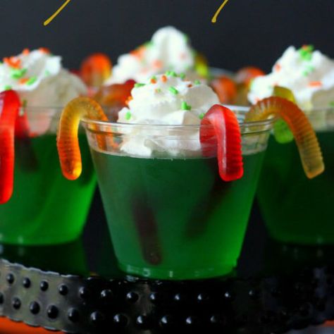 Halloween Jello Shots, Halloween Jello, Gummy Worm, Postres Halloween, Jello Cups, Dulces Halloween, Gummy Worms, Halloween Goodies, Halloween Snacks