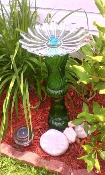 Bird Baths Homemade, Glassware Garden Art, Glass Bird Bath, Flea Market Gardening, Diy Bird Bath, Garden Totems, Glass Garden Flowers, Mosaic Garden Art, Bird Bath Garden