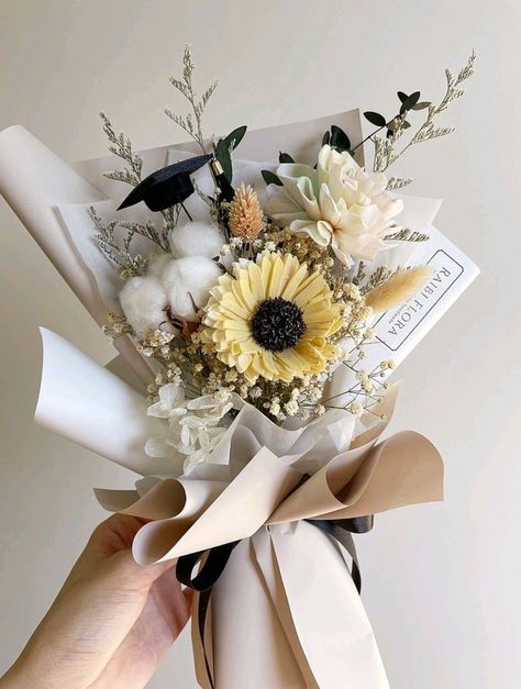 Graduation Flowers Arrangements, Graduation Bouquets Ideas, Simple Graduation Bouquet, Grad Bouquet Ideas For Him, Mini Graduation Bouquet, Flower Bouquet Graduation Gift Ideas, Graduation Pictures With Flower Bouquet, Graduation Flower Bouquet Ideas, Bouquet Of Flowers Graduation