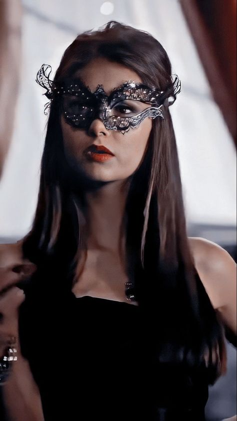 #katherinepierce #tvd #thevampirediaries Kathrine Vampire Diaries, Iconic Brunette Halloween Costumes, Katherine Pierce Halloween, Chica Chola, Katerina Petrova, Vampire Diaries Movie, Vampire Diaries Wallpaper, Katherine Pierce, Mystic Falls