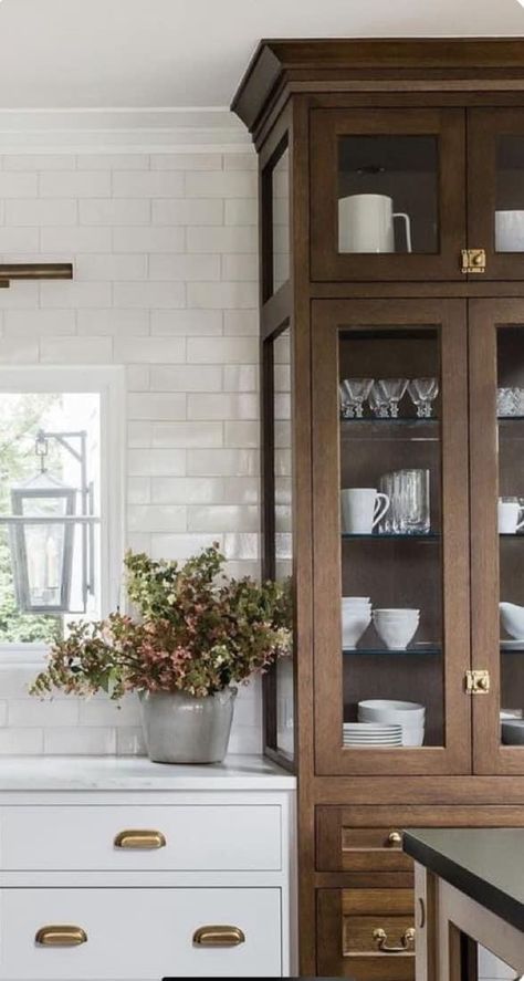 Kitchen Interior Farmhouse, White And Wood Kitchen Ideas, Styles Of Kitchen Cabinets, Layout Kitchen, Makeover Kitchen, Cabinets Makeover, Wallpaper Kitchen, Ideas For Kitchen, Budget Kitchen