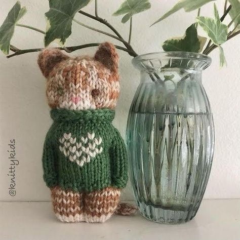 Knit Cat Stuffed Animal, Izzy Dolls, Bear Knitting Pattern, Knitting Animals, Yarn Toys, Knit Cat, Crocheted Toys, Creative Knitting, Scrap Yarn