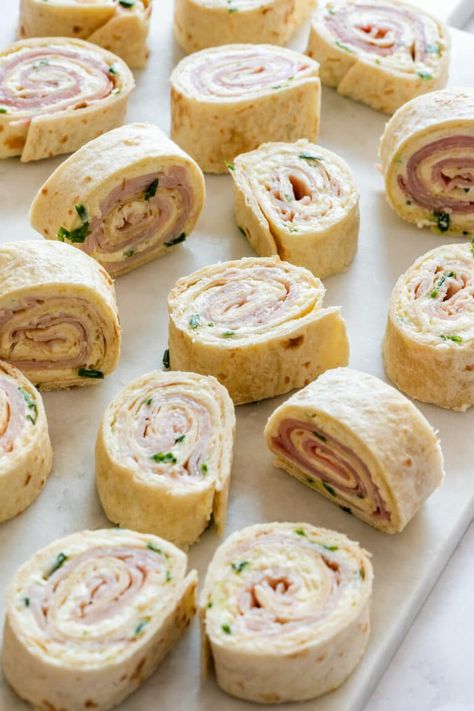 Turkey pinwheels with cream cheese and tortillas. Turkey Pin Wheels Appetizers, Weight Watcher Pinwheels, Pinwheel Tortilla Wraps Roll Ups, Pinwheel Sandwiches Cream Cheese, Easy Rollups Appetizers, Picnic Roll Ups, Ham Turkey Pinwheels, Gluten Free Roll Ups, Freezable Pinwheels