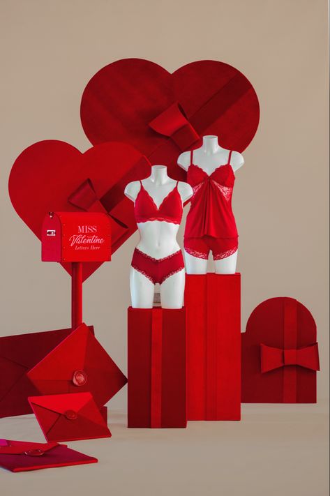 Valentine Window Display Store Fronts, Valentine Display Ideas Retail, Valentine Window Display Ideas, Clothing Store Decor, Valentines Display, Valentines Day Backdrop, Furniture Store Display, Valentines Photo Booth, Boutique Window Displays