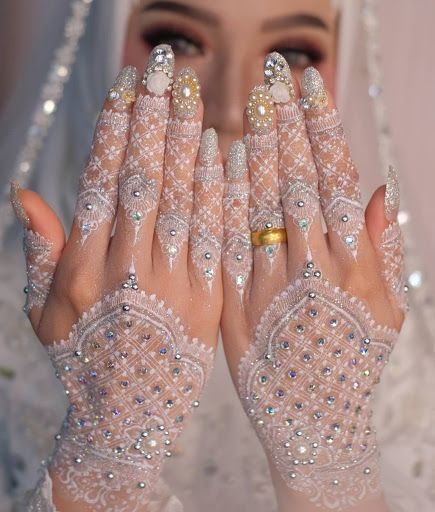 White Wedding Henna, Henna Nail Art, White Henna Tattoo, Glitter Henna, White Henna Designs, Pose Pengantin, Wedding Henna Designs, Henna Ink, Inai Pengantin