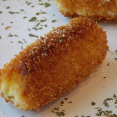 Italian Croquettes, Panzarotti Recipe, Panzerotti Recipe, Croquette Recipe, Potato Croquette, Dutch Food Recipes, Potato Croquette Recipe, Hand Held Food, Sweet Potato Patties