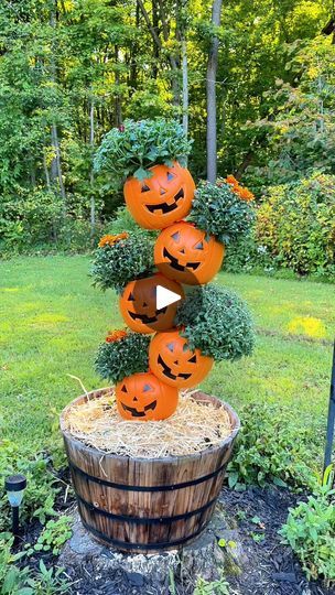 Easy Halloween Diy Decor, Plastic Pumpkins Crafts, Halloween Plastic Pumpkins, Pumpkin Flower Pots, Plastic Pumpkins Bucket, Bucket Crafts, Halloween Food Crafts, Potted Mums, Halloween Pumpkin Crafts