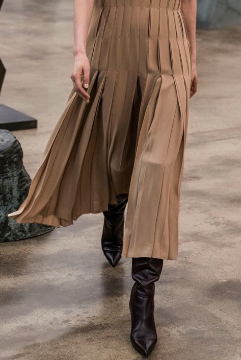 Dior Moodboard, Neutral Inspiration, Summer Color Palette, Beige Outfit, Tie Skirt, Abaya Fashion, Pleated Pants, 가을 패션, Outfit Details