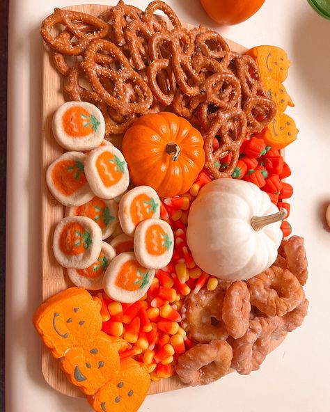 Board Night Ideas Halloween, Halloween Themed Boards Food, Fall Food Charcuterie Board, Fall Board Ideas Food, Fall Themed Food Board, Fall Hosting Snacks, Thanksgiving Snack Charcuterie Board, Orange Halloween Snacks, Halloween Snack Tray Ideas