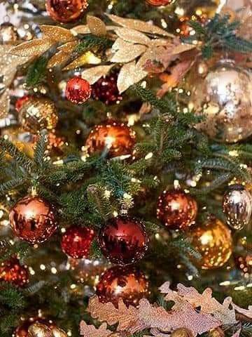 Christmas Tree Themes Colors Gold, Red And Orange Christmas, Christmas Tree Themes Colors, Orange Christmas Tree, Lodge Christmas, Red And Gold Christmas Tree, Copper Christmas, Tree Themes, Orange Christmas