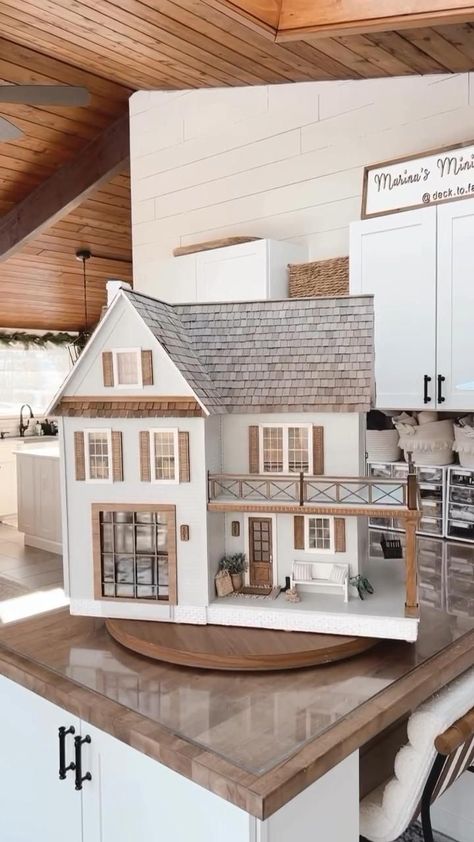 How To Build A Mini House, Victoria's Farmhouse Dollhouse Interior Ideas, Farmhouse Dollhouse Exterior, Miniature Crafts Tiny Things, Boys Dolls House Ideas, Miniature Houses Model, Doll House Interior Ideas, Fancy Dollhouse, Doll House Modern