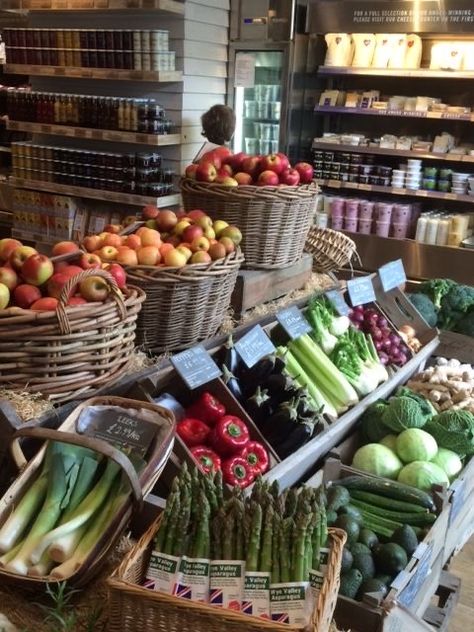 Farm Market Ideas, Fruit And Veg Shop, Farmers Market Display, Vegetable Shop, Grocery Store Design, Supermarket Design, Farm Store, Fruit Shop, Fruit Stands