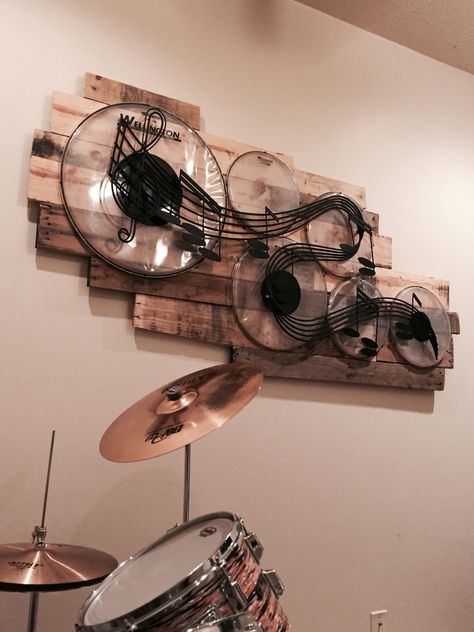 Displaying Memorabilia, Jam Room Ideas, Drum Head Art, Drum Tattoos, Drum Room Ideas, Band Room Ideas, Drum Decor, Music Restaurant, Scale Music