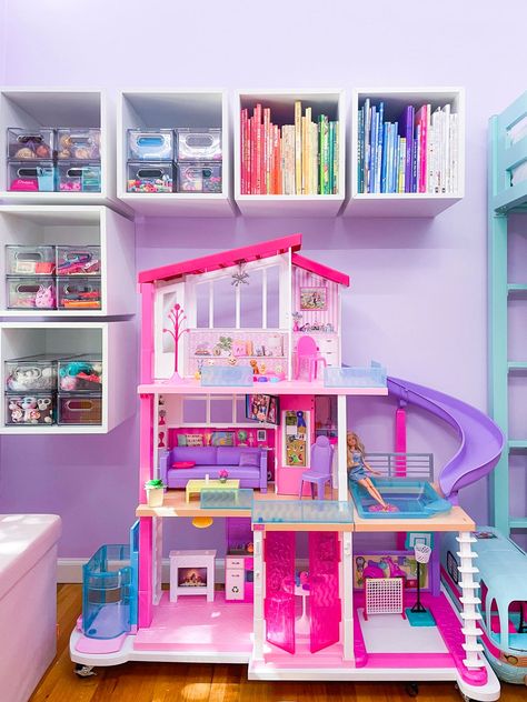 Netflix – The Home Edit Barbie Dream House Organization, Barbie Core Bedroom, Barbie Dream House Storage, Barbie Toy Organization, Barbie Play Area, Barbie Doll Storage Ideas, Barbie Playroom, Barbie Organization Ideas, Barbie Storage Ideas