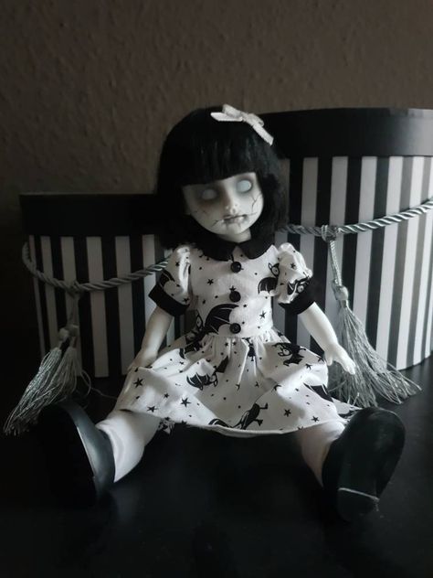 Ooak Horror Dolls, Gothic Doll Aesthetic, Creepy Doll Aesthetic, Diy Halloween Art, Barbie Doll Fashion, Dolls Dress, Living Dead Dolls, Scary Dolls, Haunted Dolls