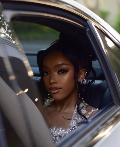 Prom Shoots Photo Ideas, Ball Dance Outfits, Individual Prom Poses Black Women, Matric Dance Aesthetic, Prom Car Ideas, Hotel Prom Pictures, Matric Ball Photoshoot Ideas, Prom Poses Black Women, Prom Send Off Photoshoot