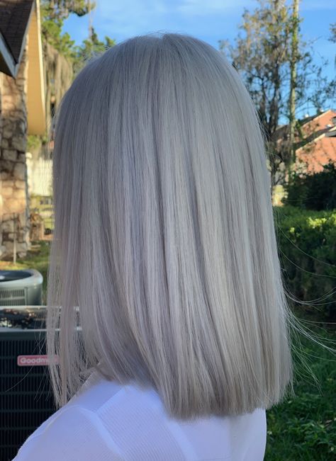 Platinum blonde with purple shampoo Platinum Purple Hair, Blonde With Purple, Purple Shampoo For Blondes, Best Purple Shampoo, Brassy Hair, Shampoo Brands, Hair Diy, Purple Shampoo, Trendy Hair Color