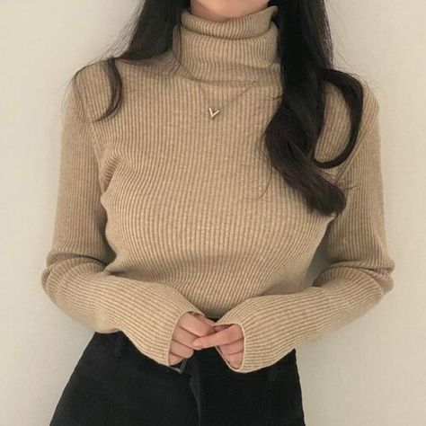 Turtle Neck Sweaters Women, Light Brown Turtleneck Outfit, Tan Turtleneck Sweater Outfit, Beige Turtle Neck Outfit, Turtle Neck Aesthetic Outfit, Beige Knit Turtleneck, High Neck Top Outfit Winter, Cute Turtleneck Outfits, Aesthetic Turtleneck Outfit