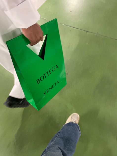 Bottega Packaging, Bottega Veneta Shopping Bag, Celine Packaging, Creative Shopping Bag, Verde Bottega, Bottega Green, Bottega Veneta Green, Pastel Bags, Green Branding