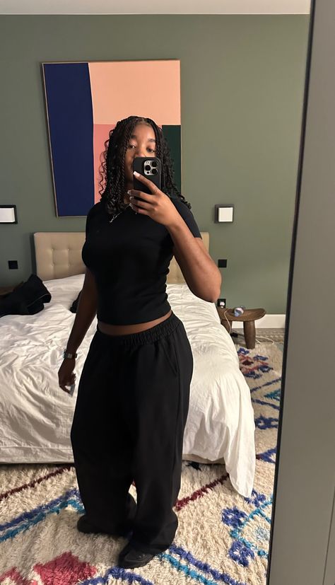 Sweatpants Outfits Black Women, Chill College Outfits Black Women, Petite Black Girls Outfit, Athleisure Outfits Aesthetic, Black Clean Girl Aesthetic Outfits, Fashion Outfits Basic, Comfortable Outfits Black Women, Clean Girl Outfits Black Women, Chill Outfit Aesthetic