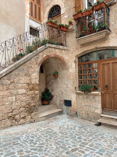 Italian Architecture Homes, Italian House Exterior, Stone Wall Decoration, Italian Style House, Italian Style Home, Brick Living Room, Reclaimed Wood Beams, Home Idea, Mediterranean Interior