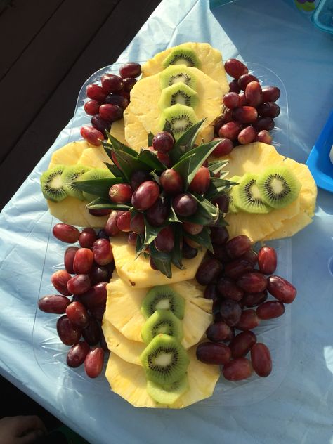 Fruit Cross. This is great for baptisms, communions, or even confirmations. And it's so easy! Cross Charcuterie Board, Easter Fruit Tray, Easter Charcuterie, Fruit Cross, Easter Fruit, Easter Desserts, Easter Food, Charcuterie And Cheese Board, Board Meeting