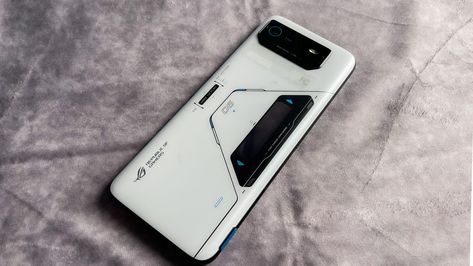 This high-priced gaming phone puts power and style at the front, with plenty of ideas I'd love to see in mainstream phones. Future Iphone, Gaming Phone, Mobile Phone Game, Rog Phone, Phone 7, Big Battery, Asus Rog, Latest Tech, Ram