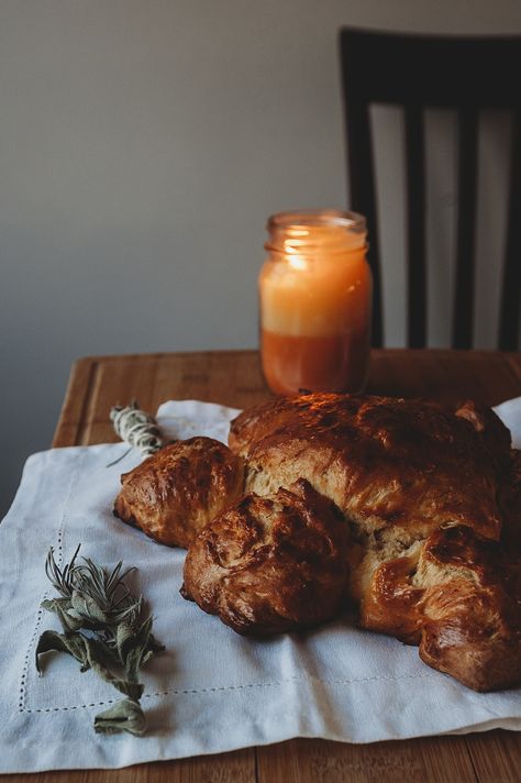 Yule Bread Winter Solstice, Yule Bread, Yule Dinner Recipes Winter Solstice, Yule Traditions Winter Solstice, Winter Solstice Foods, Winter Solstice Bread, Vegan Winter Solstice Recipes, Winter Solstice Food, Sun Bread Solstice