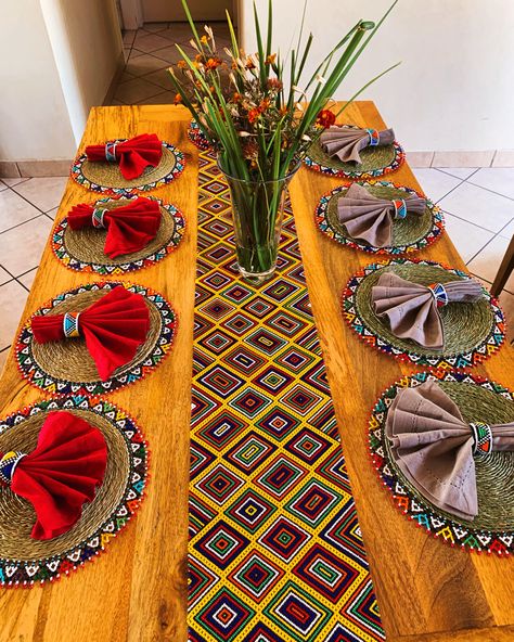 Ankara Theme Party, African Theme Table Decor, African Party Theme Table Settings, Small African Wedding Ideas, African Party Decorations Diy, African Wedding Centerpieces, African Wedding Reception Decor, Umemulo Decor, African Traditional Wedding Decoration Table Settings