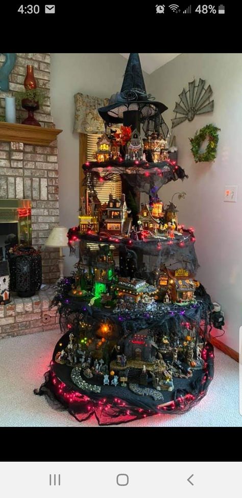 Spooky Town Display Ideas Diy, Halloween Village Display, Halloween Entertaining, Halloween Props Diy, Halloween Spooktacular, Christmas Village Display, Village Display, Spooky Halloween Decorations, Halloween Village