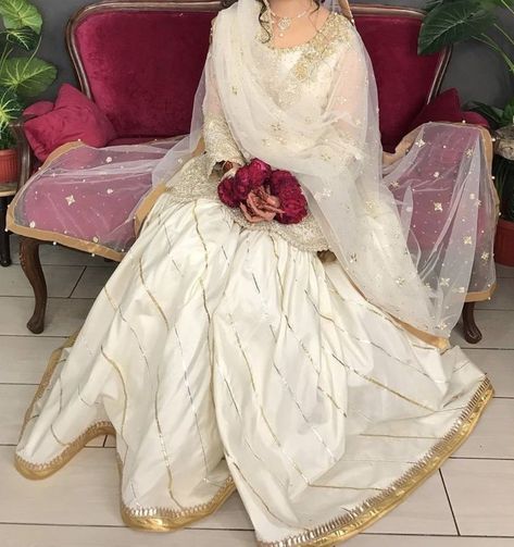 Nikkah Dress Simple, Casual Gharara, White Nikkah Dress Simple, Nikkah Dresses For Bride, Dress For Nikah, Nikkah Poses, Dress Desgines, White Nikkah Dress, Simple Nikkah