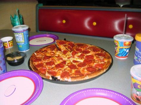 Pizza at Chucky Cheese... 2000s Chuck E Cheese, Chucky Cheese Aesthetic, Chuck E Cheese Pizza, Chucky Cheese, Childhood Food, Childhood Aesthetic, Nostalgia 2000s, 2010s Nostalgia, Nostalgic Pictures