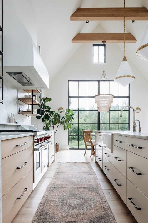 A stunning Belgian farmhouse style with a contemporary twist in Chicago Cocina Ideas, Kate Marker Interiors, Kitchen Lighting Design, Beautiful Kitchen Designs, Bloxburg Ideas, Remodel Inspiration, Classic Kitchen, Kitchens And Bedrooms, Kitchen Lighting Fixtures