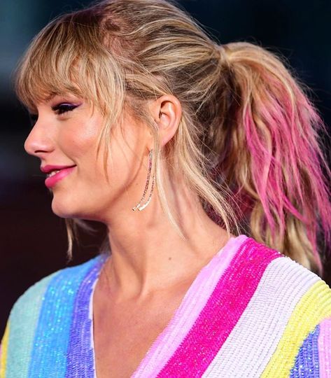 I am so proud of her 💖 (ALSO WHAT’S WRONG WITH YT, THE VIEWS HAVE BEEN STUCK AT 450k FOR AN HOURRRR) Taylor Swift Pink Hair, Taylor Swift Pink, Tyler Swift, Taylor Swift Icon, Lover Era, Celebrity Singers, Fashion Icon, Her Music, Female Artists