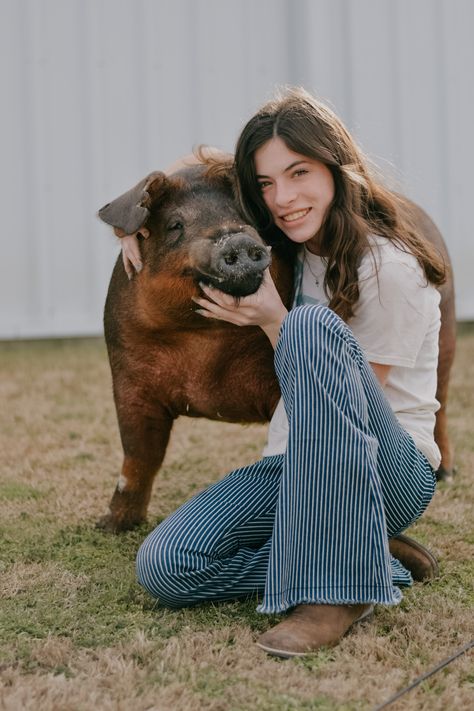 Livestock Picture Ideas, Show Pig Outfits, Ffa Show Pigs, 4h Photography Ideas, Livestock Photography Senior Pics, Livestock Senior Pictures Pigs, Ffa Graduation Pictures, Senior Pictures With Pigs, Senior Picture Ideas Livestock