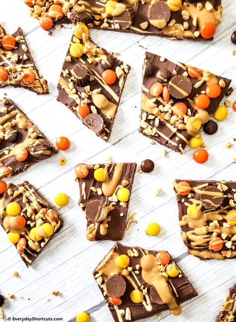 Chocolate Peanut Butter Cup Bark Reese’s Bark, Peanut Butter Bark Recipes, Peanut Butter Chocolate Bark, Peanut Butter Bark, Candy Bark, Delicious Sweets, Salty Treats, Chocolate Peanut Butter Cups, Bark Recipe