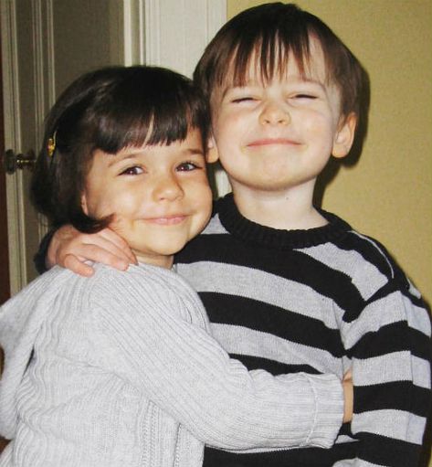 Noah Schnapp with sister Chloe Schnapp #NoahSchnapp Stranger Things Tv Series, Noah Schnapp, Stranger Things Tv, Ulzzang Couple, Boy And Girl Best Friends, Stranger Things Wallpaper, Childhood Friends, Bobby Brown, Millie Bobby Brown