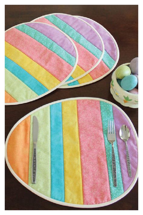 Easter Egg Placemats Free Sewing Pattern Spring Sewing Projects, Placemat Patterns, Quilted Placemat, Easter Placemats, Spring Sewing, Easter Table Runners, Spring Quilts, Place Mats Quilted, Placemats Patterns