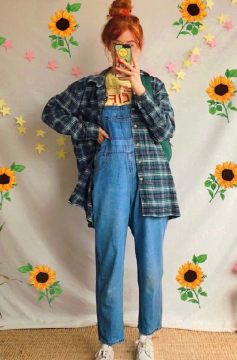 Overalls Outfit Artsy, Female Artist Outfit, Retro Funky Aesthetic Outfit, Retro Artsy Style, Artsie Aesthetic Outfits, Artcore Aestethic Outfits, Colorful Overalls Outfit, Artistcore Outfits, Vintage Artsy Aesthetic Outfits