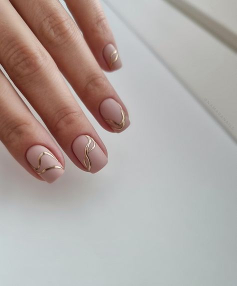 Gold Chrome Nail Art Designs, Chrome Swirl Nails, Gold Swirl Nails, Gold Manicure, Gold Chrome Nails, Swirl Nails, Velvet Nails, Chrome Nail Art, Milky Nails