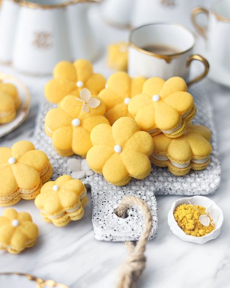 Fancy Macarons, Pretty Macarons, Sweety Pie, Christmas Yellow, Yellow Food, Macaroon Recipes, Seashell Painting, Yellow Foods, Beautiful Cupcakes