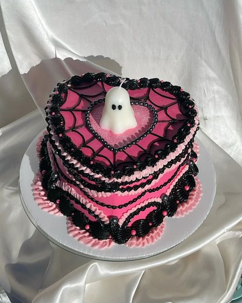 𝒞𝒶𝓀ℯ Halloween Pink Aesthetic, Aesthetics Cake, Spooky Cakes, Gothic Birthday Cakes, Goth Cakes, Birth Cakes, Gothic Cake, Spooky Cake, Halloween Birthday Cakes