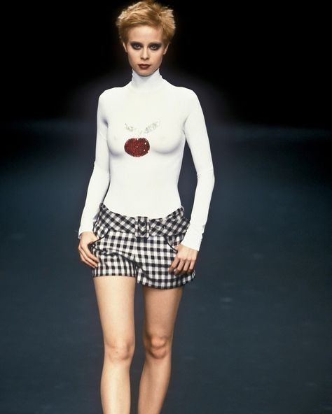 Nina Brosh for Sonia Rykiel Spring/Summer 1996 Ready-To-Wear. (#NinaBrosh #SoniaRykiel #1996 #RTW #90sFashion #90s) 90s Preppy Fashion, Pleasure Principle, 90s Preppy, Preppy Fashion, Sonia Rykiel, Preppy Style, On Tumblr, Fashion Models, Ready To Wear